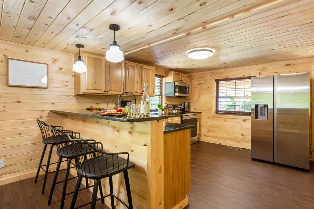 Carter Creek by Avantstay Secluded Yard w/ Creek + Suite