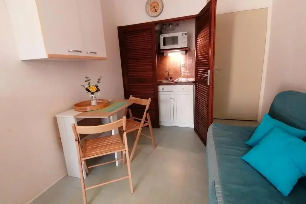 agréable studio avec terrasse à150m de la plage