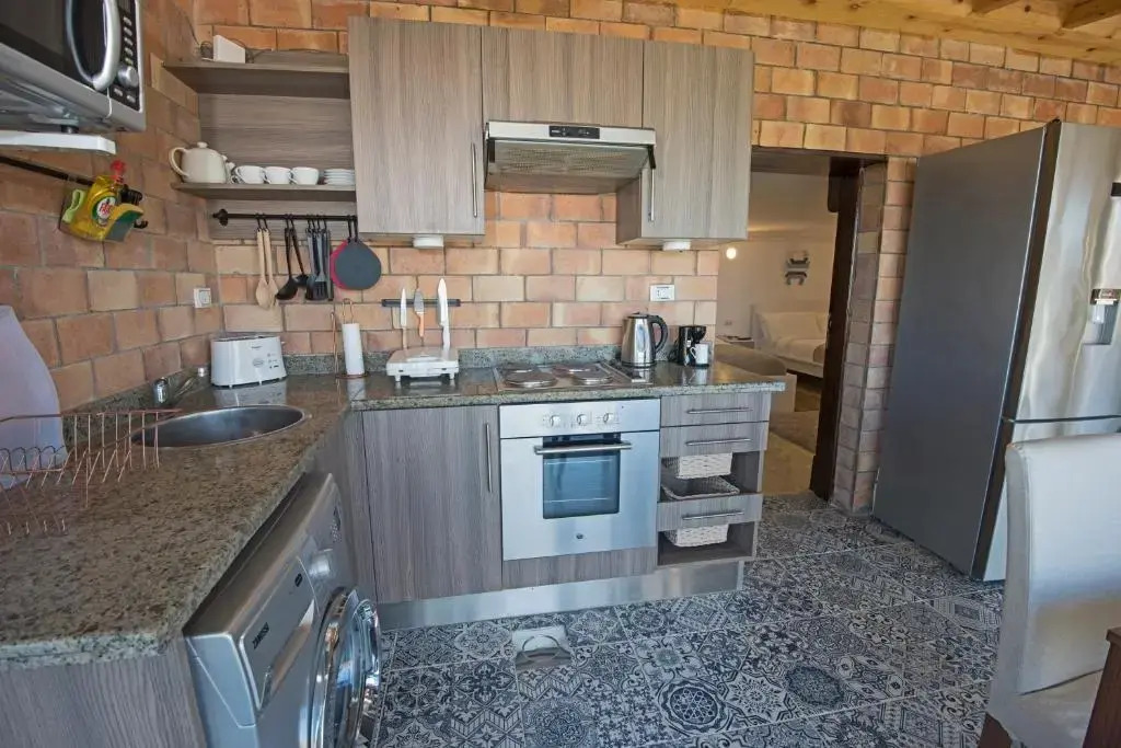 One Bedroom Chalet on old sheraton rd ground floor with garden and sea view