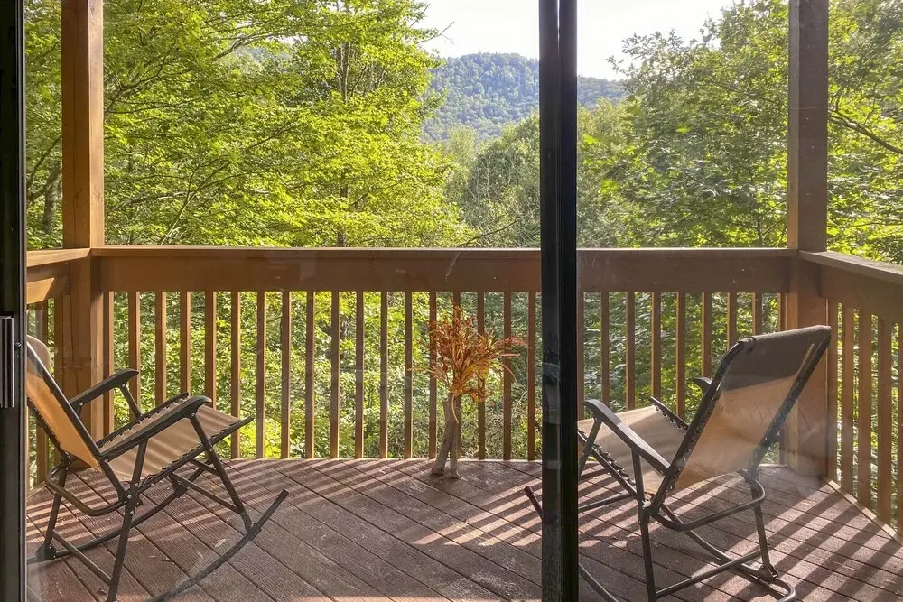 Alpine Getaway w/ Grill: Walk to Lake!