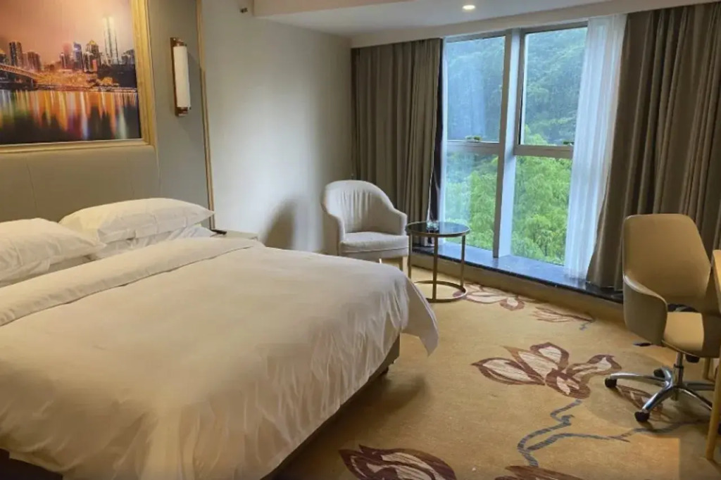 Vienna Hotel (Chongqing Nanping Nanbin Road Metro Station Branch)
