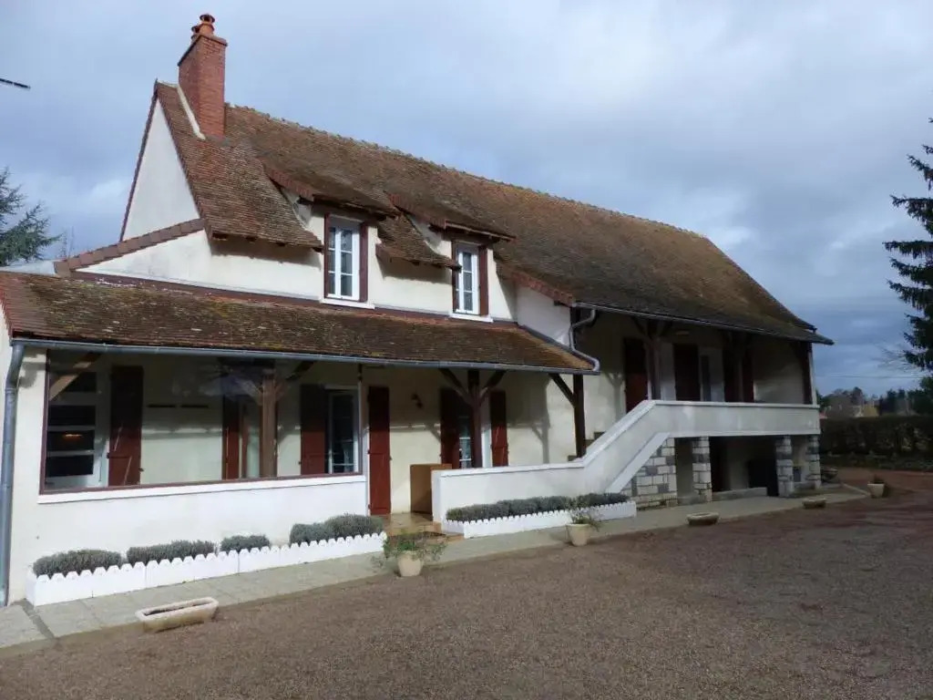 Grande maison à Saint-Pourçain avec piscine, sauna et WiFi - FR-1-489-60