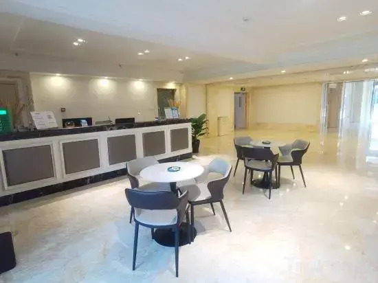 Dalian Yimao Center Hotel (Gaoxin Wanda Plaza Qixianling Forest Park)