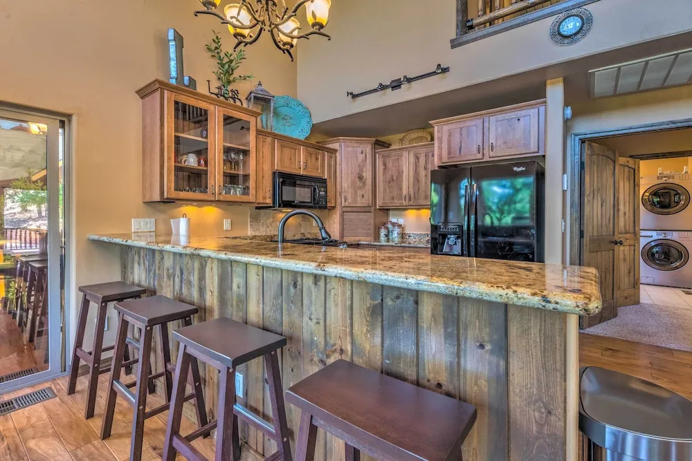 Quiet Ruidoso Cabin w/ Deck & Private Hot Tub