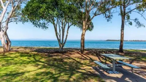 VIEWS VIEWS VIEWS! Front Top Floor Waterfront Unit - Chnook Apartments South Esp, Bongaree