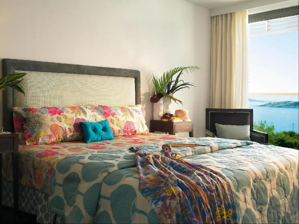 The Roc Club, A Hotel to Live