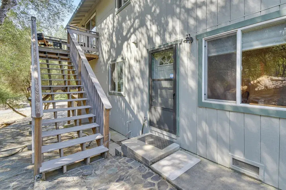Gateway to Yosemite: Group-friendly Groveland Home