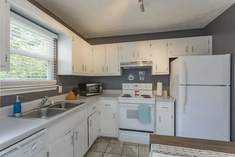 Take a Jog in Nearby Shelby Park at a Bright, Cozy Home
