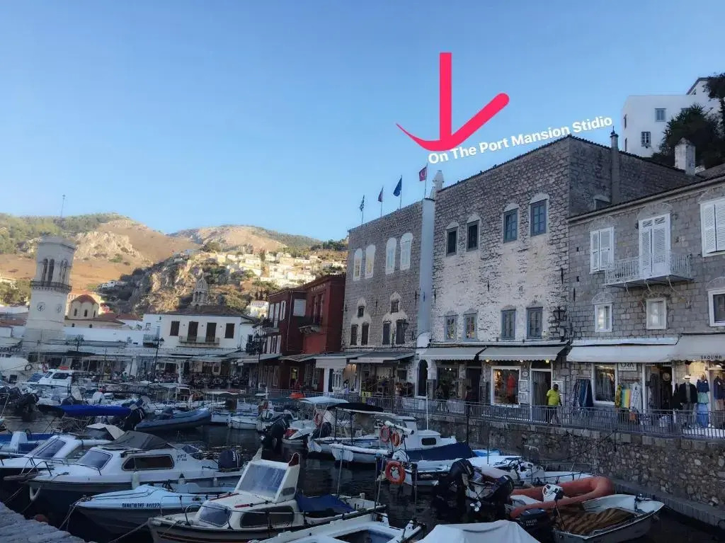 On the port Hydra 1
