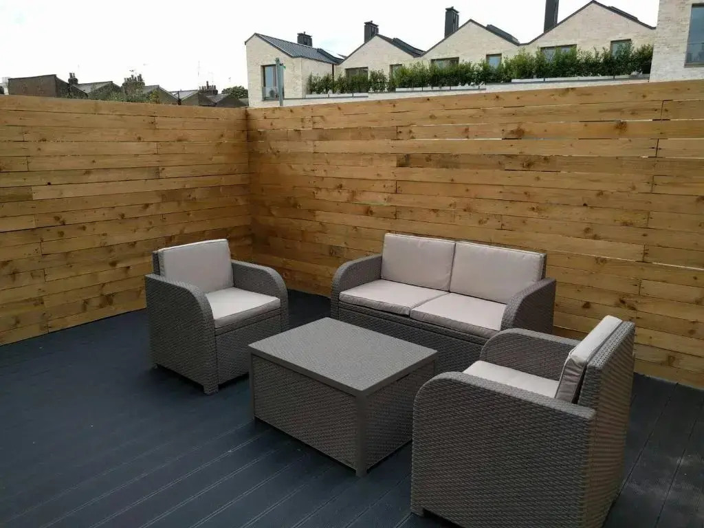Modern 2 Bedroom Flat with private outdoor terrace