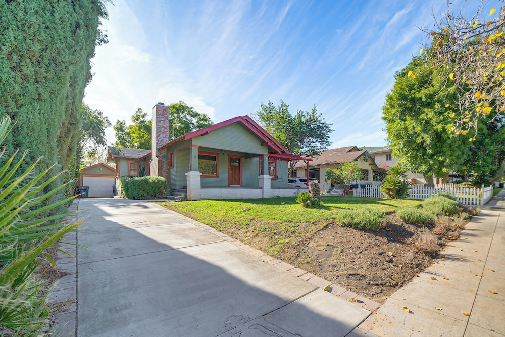 Home 1/2 Mi to Dtwn Riverside: Families Welcome!