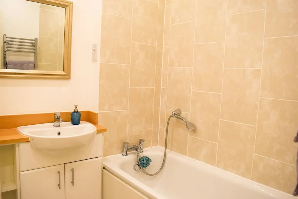 Modern 1 Bedroom House in Pontoon Dock