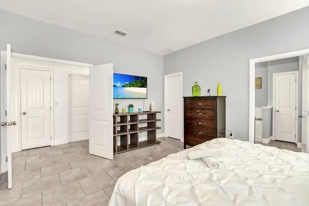 5BR Luxury Family Home - Pool BBQ and Netflix
