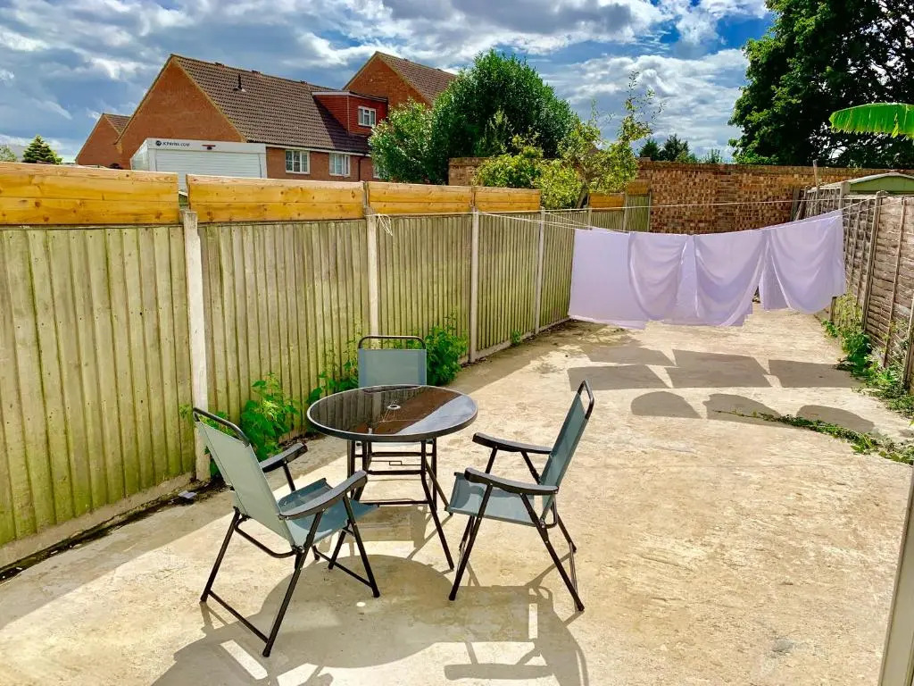 3 Bedrooms, 3 Baths, Spacious Lounge, Full Kitchen, Garden, Ground Floor, Free Parking