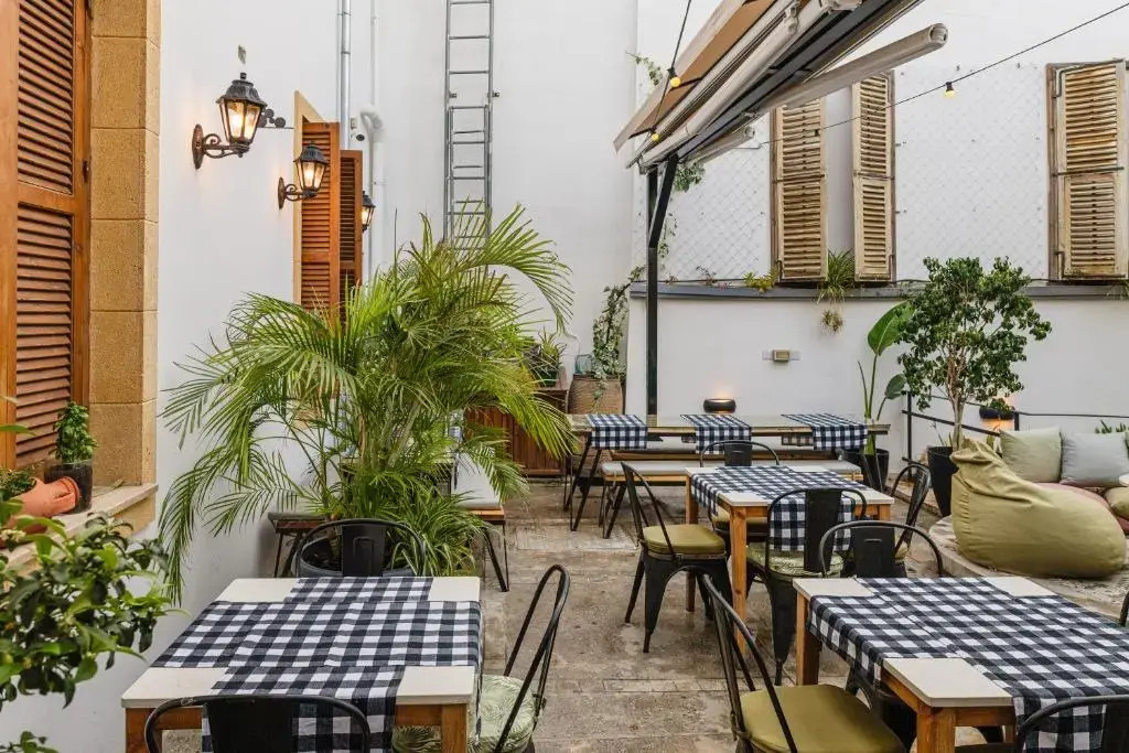 Djumba Hotel & Cafe