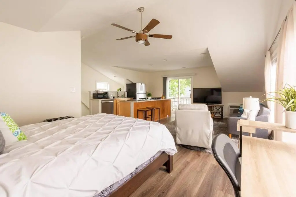 *Cozy Studio Carriage House- Minutes from Downtown