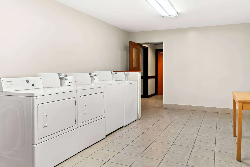 Days Inn & Suites by Wyndham Warren