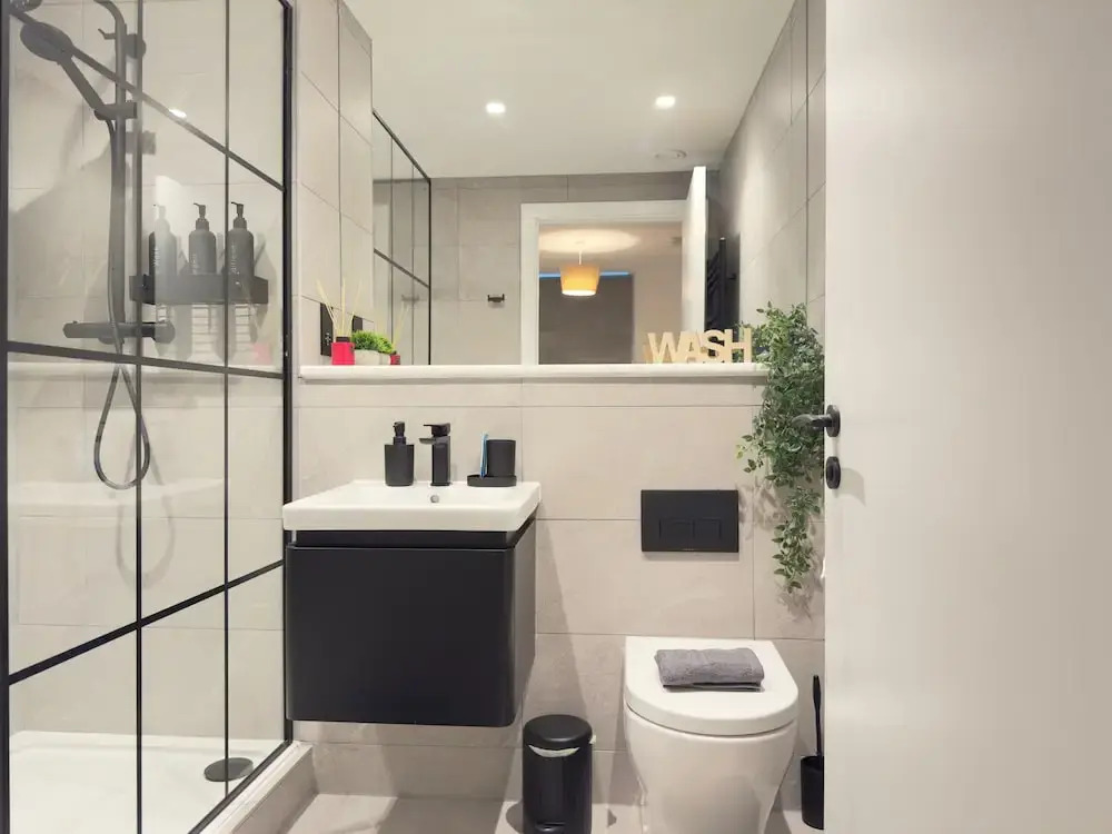 2 Bed Flat - Sleeps 4 - Parking - Wifi