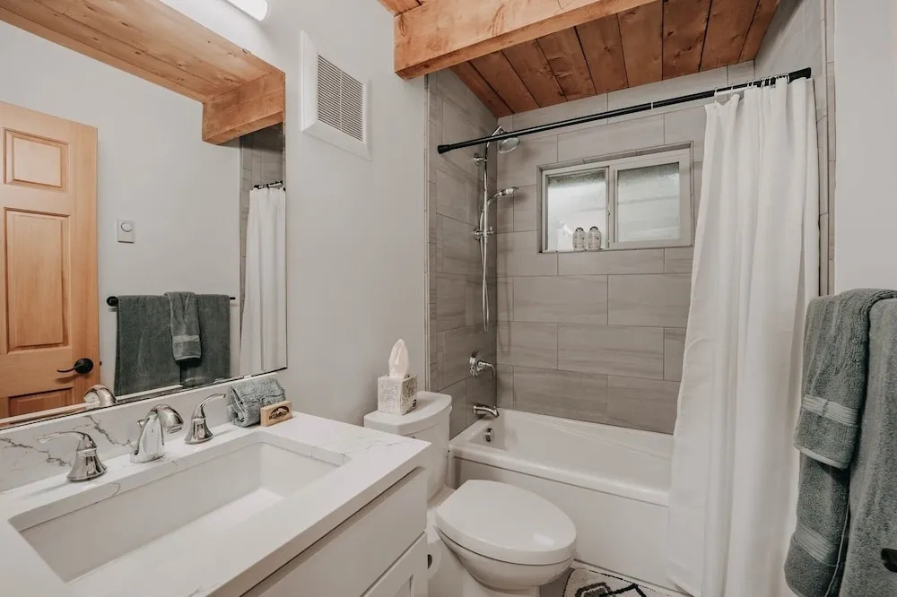 48sl - Hot Tub - Pets Ok - Wifi - Wood Stove - Sleeps 5 3 Bedroom Home by Redawning