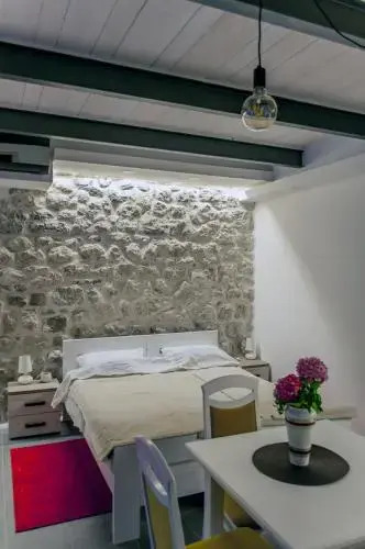 Sunny Port Apartment & Rooms