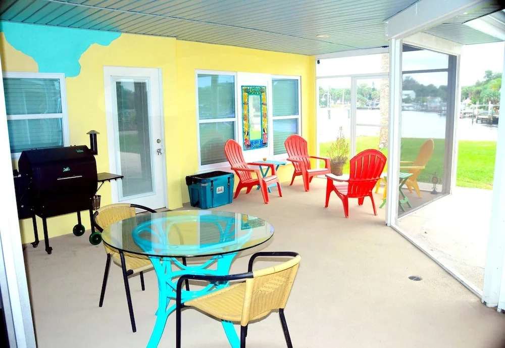 Room-flamingo Room on the Cotee River