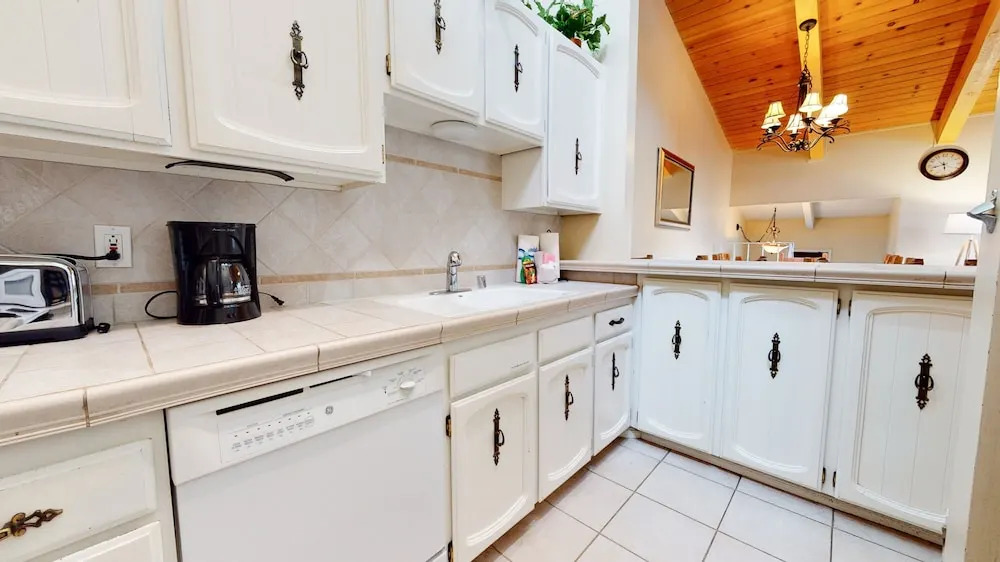 Chateau de Montagne 29 Updated and Spacious with Private Washer Dryer, On The Shuttle Route by RedAwning