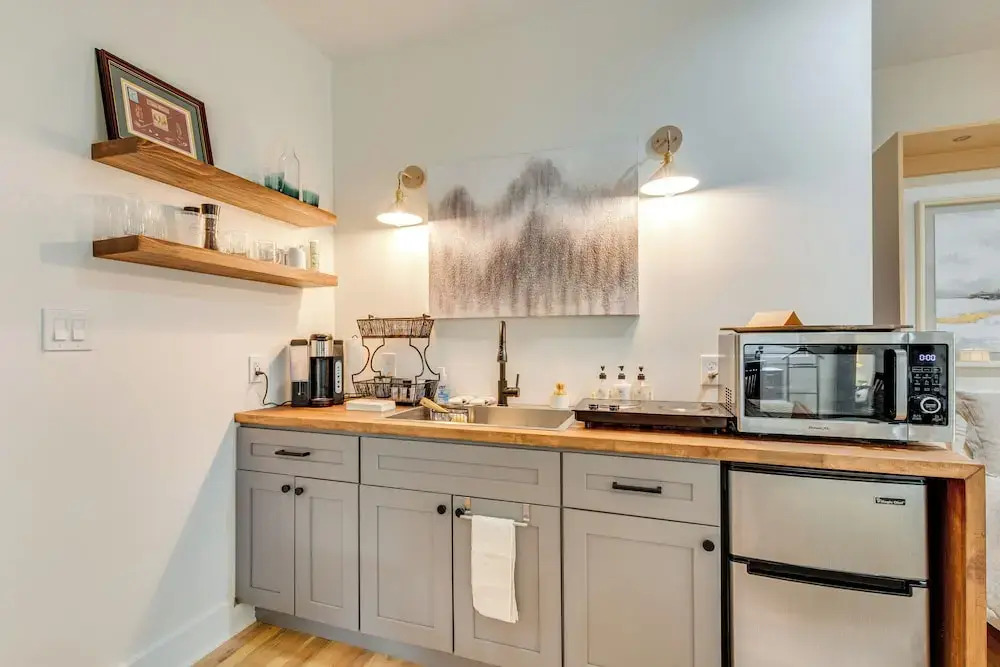Couples Getaway Near Dtwn ATL & Mercedes-benz!