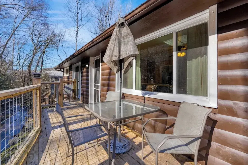 Creekside Haven by Avantstay Hot Tub, Outdoor Dining Area Nestled Next to Creek