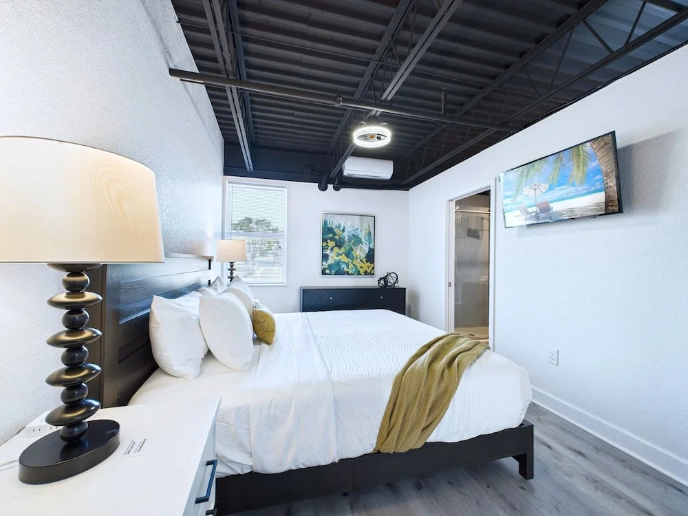 Minutes to Port Loft Near Dining Fun -unit 207