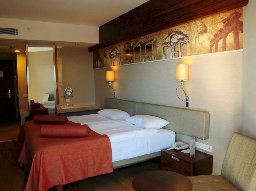 Commodore Elite Suites & Spa
