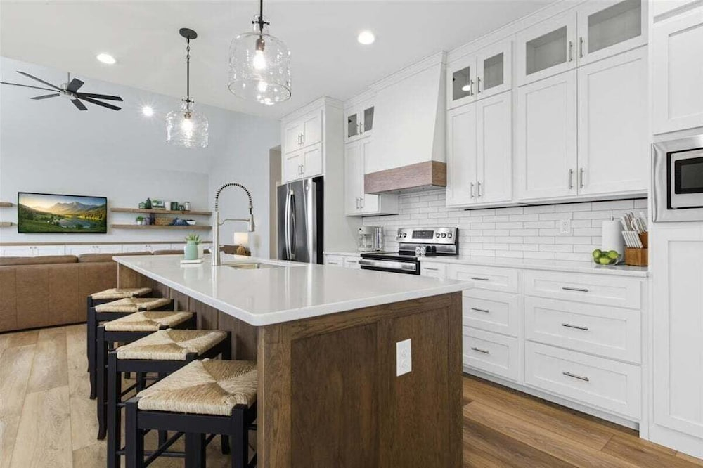 Modern Lakefront Escape The Twelve