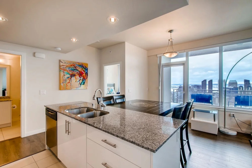 Walk to Everywhere Gaslamp 2 Br2 BA