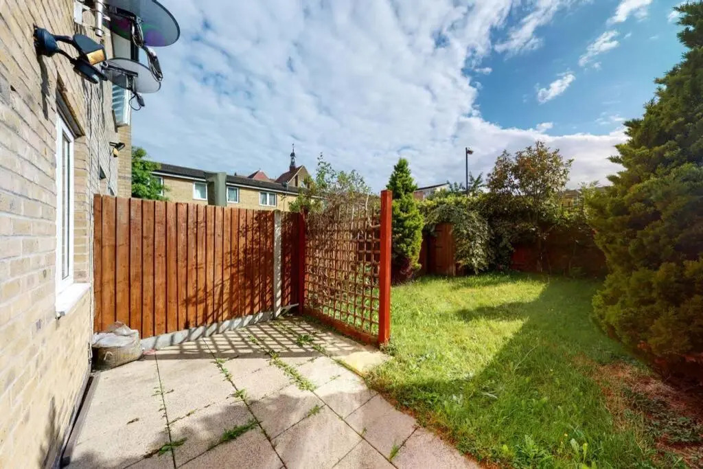 Super 2 Bed House with Privategarden