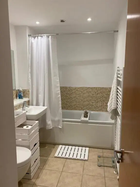 Riverside Townhouse, Only 20 Minutes from Brighton and Worthing