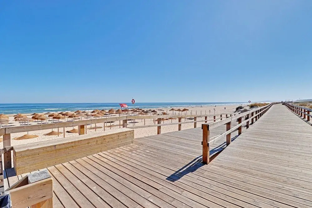 Monte Gordo Downtown by Homing