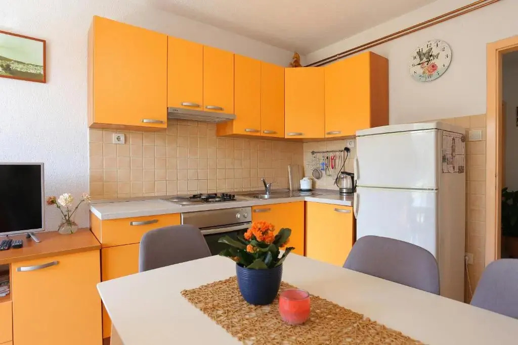 Apartments by the sea Makarska - 20587