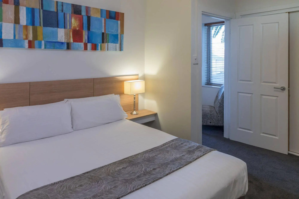 Bay 10 - Suites and Apartments