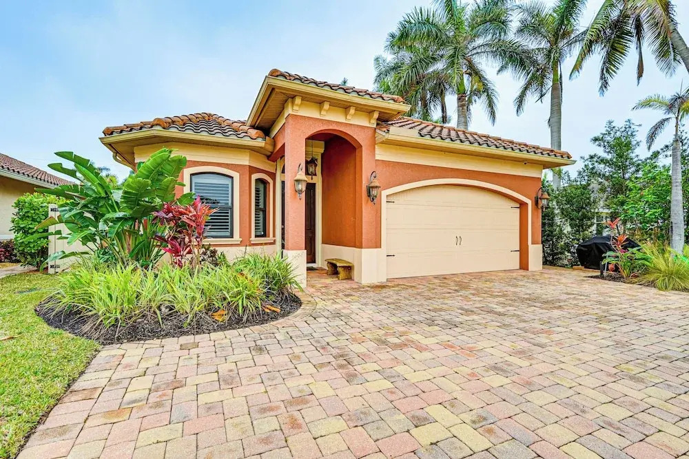 Coastal Naples Getaway ~ 2 Mi to Beaches!
