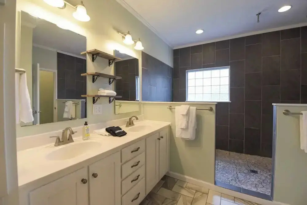 Riverside Ranch by Avantstay Mins to Downtown