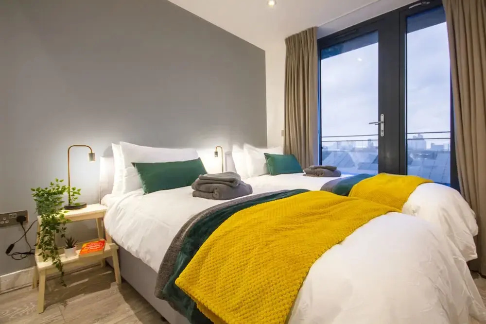 Family & Large Groups- 3x Bed Apartment in London