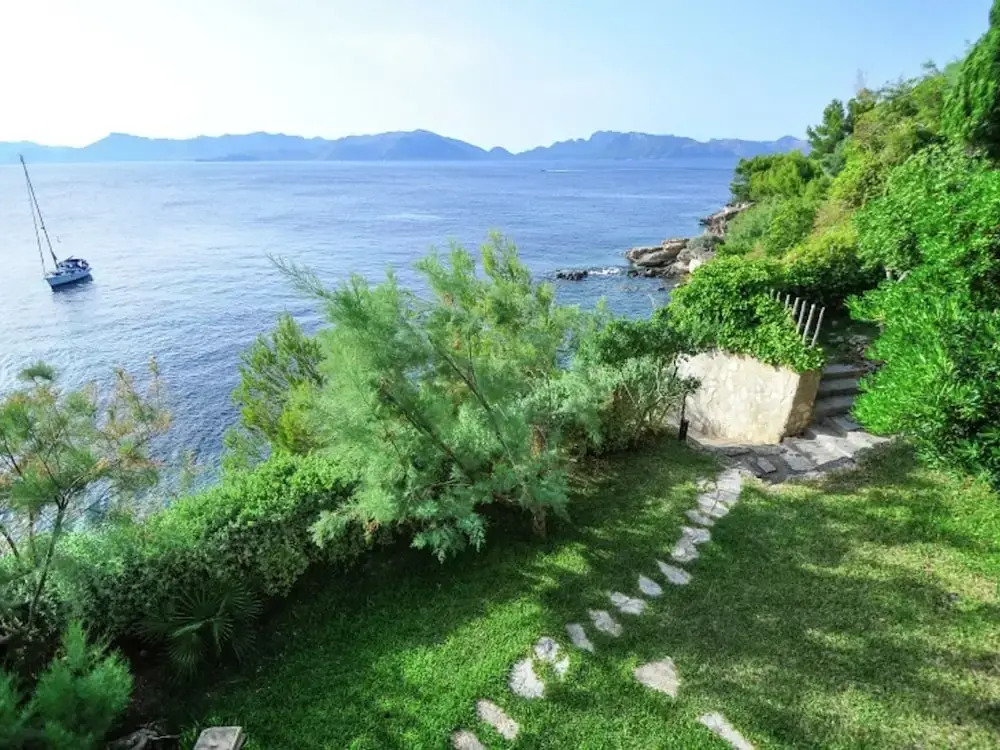 Design Meets Tranquility in Beautiful Holiday Home Steps Away From Sandy Beach