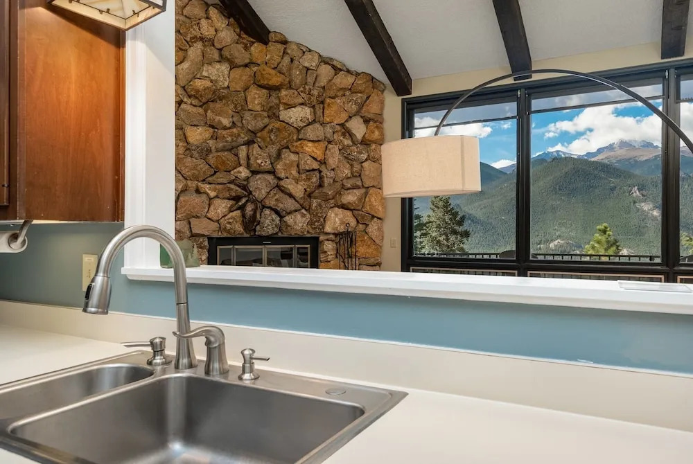 The Cedars Luxury  At Windcliff 5 Bedroom Home by RedAwning
