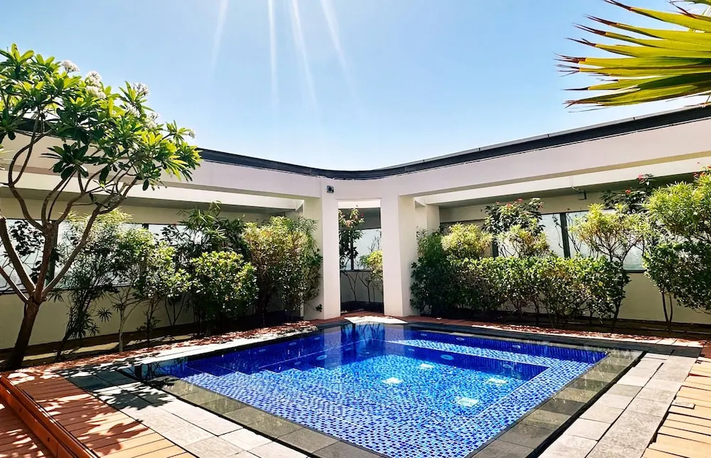 Pristine Difc 2BR w Pool Gym