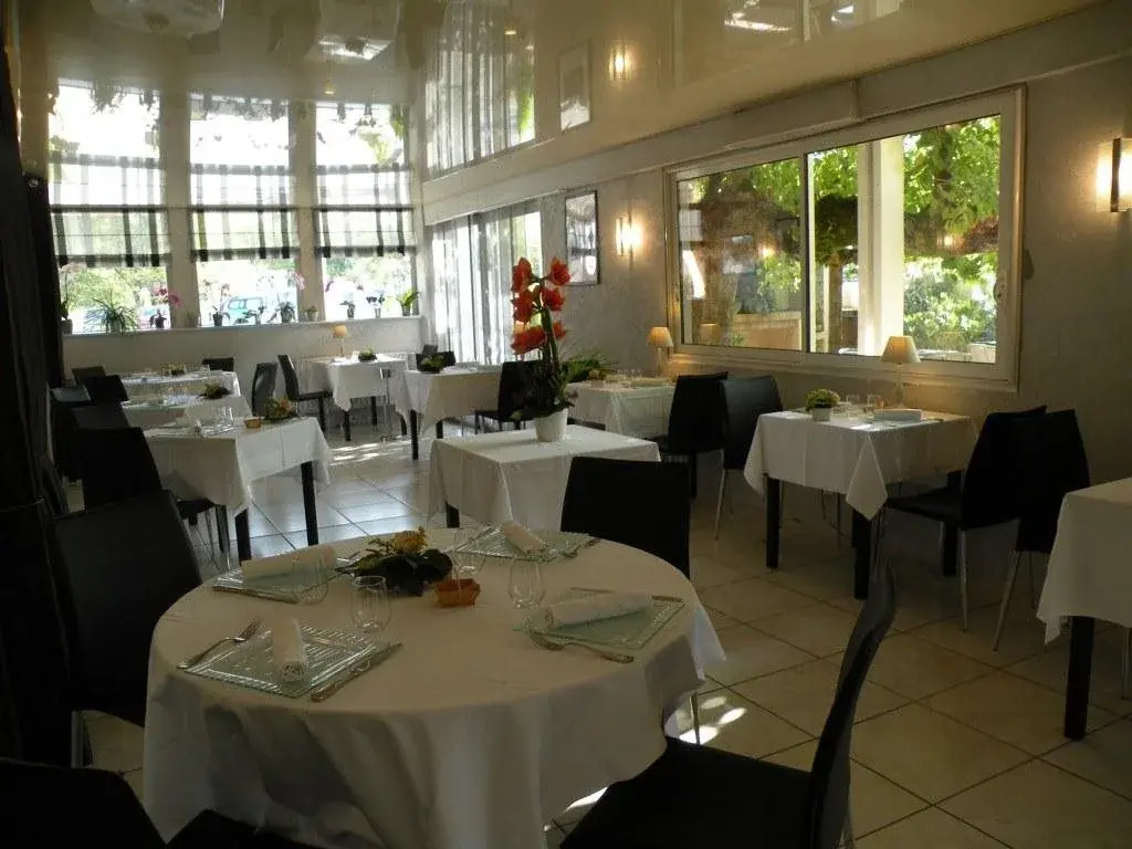 Logis Hôtels - Le Pont Bernet - Hotel 2 étoiles et restaurant