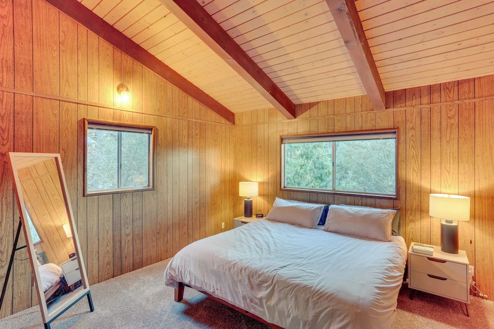 Crestline Cabin: Mountain Views & Fire Pit!