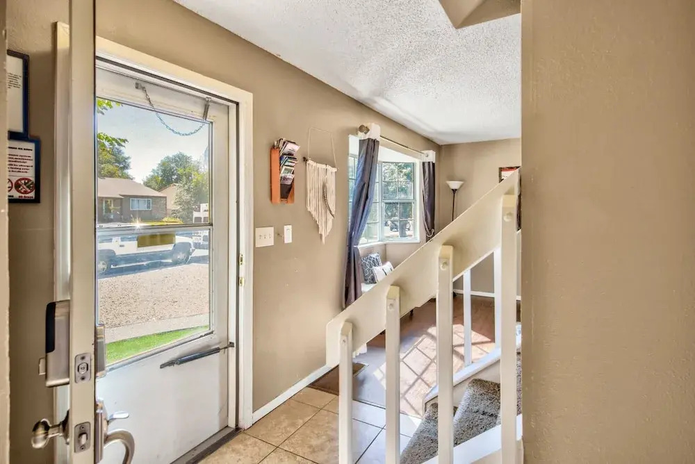 4 BR Country Home In Suburbs W/trails & Parks