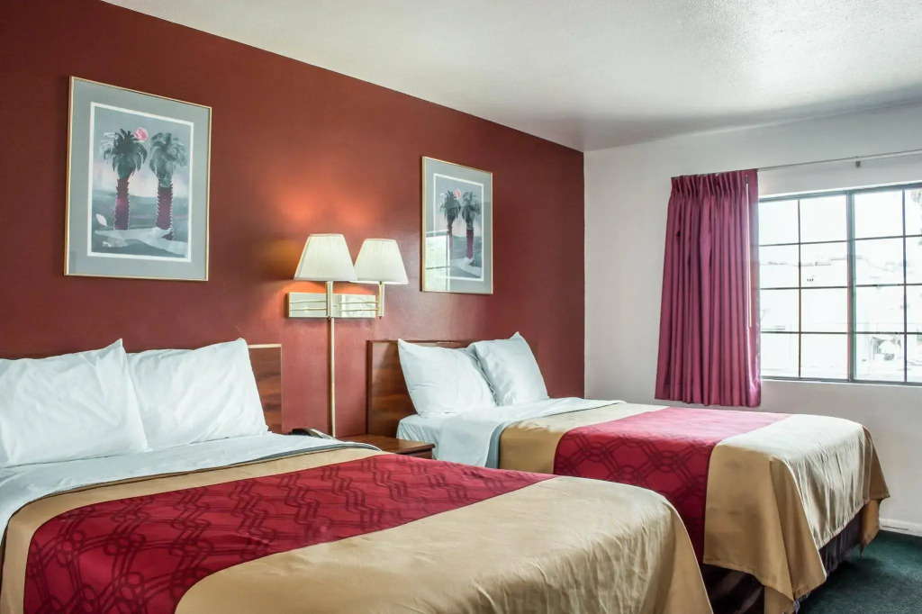 Econo Lodge University