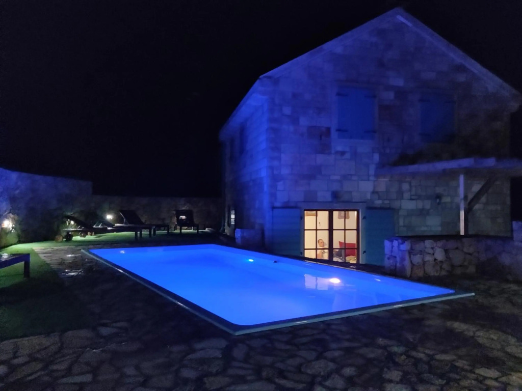 Mala Villa- heated pool since April 10th
