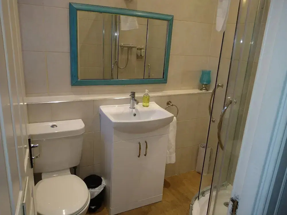 5 Bedrooms/sleeps 10-12/free Wifi & Parking/garden
