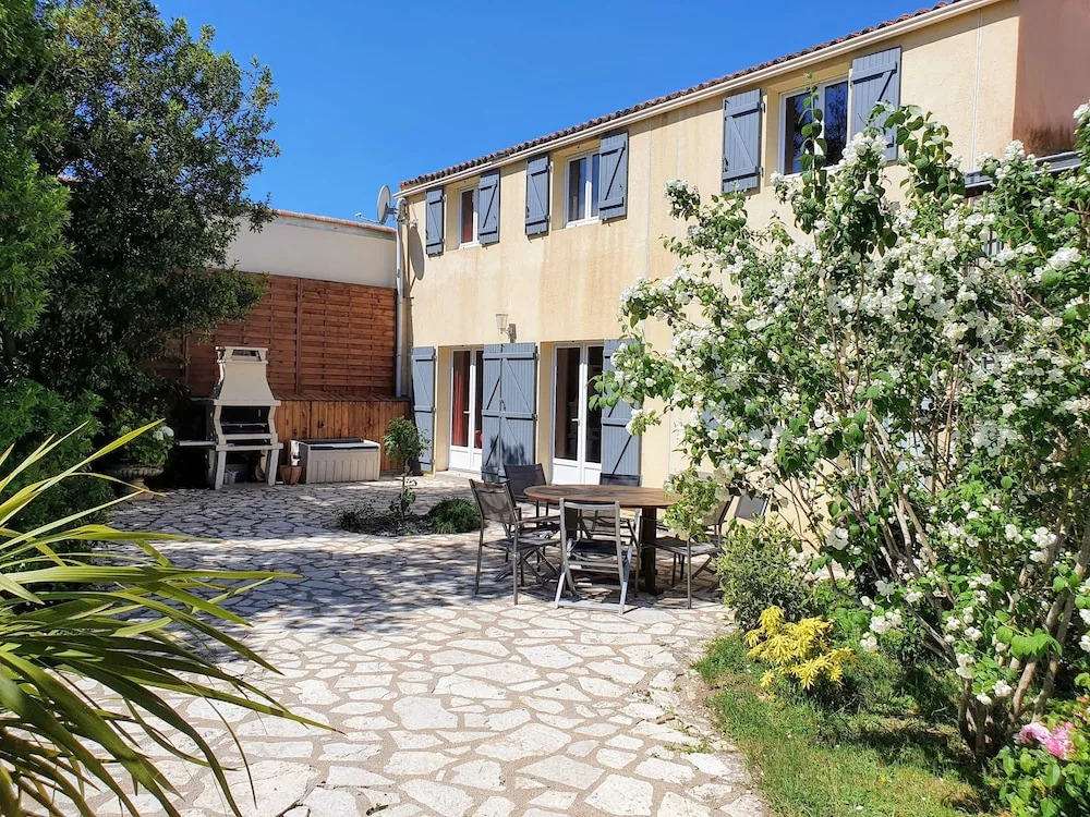 La Villa des Roses Gîte Chambres dhôtes Piscine chauffée